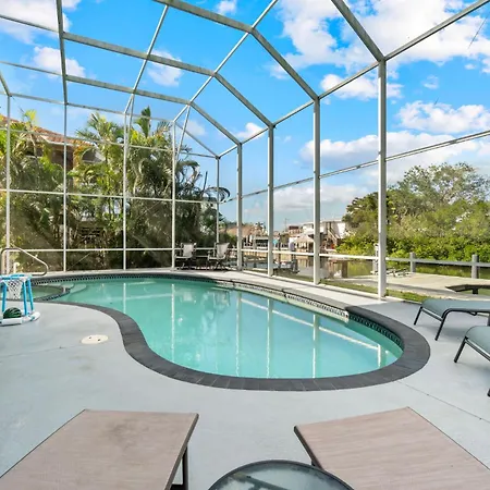 Villa Loriann, Waterfront 4 Bedroom Pool Home With Boat Dock, Sleeps 8